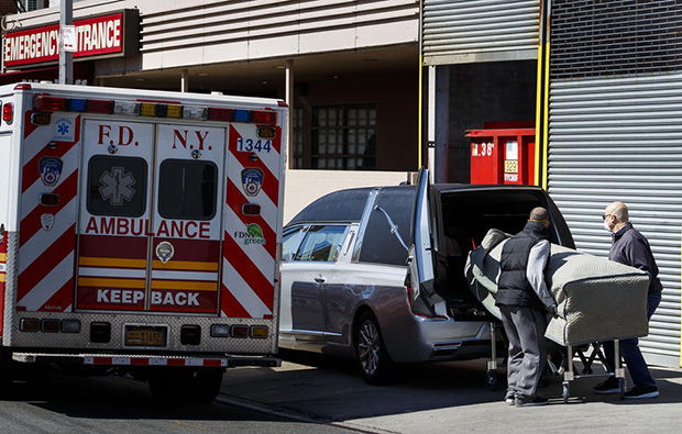 Фрижидери за покојнике су ПРЕПУНИ, на кремацију се чека предуго... Њујорк не зна шта ће са МРТВИМА, погребне службе пуцају под притиском